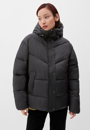 La doudoune noire présente un col haut, des boutons à l'avant et des poches zippées. Son design élégant comprend des motifs matelassés et une capuche ajustable.