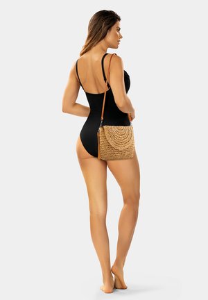 Czarny jednoczęściowy strój kąpielowy z cienkimi ramiączkami, połączony z torbą na ramię z teksturowanej plecionki ze słomy w jasnobrązowym kolorze.