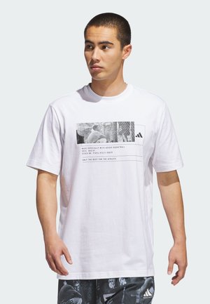 Hvid bomulds T-shirt med et sort grafisk design og tekst, korte ærmer og rund hals, parret med trykte sorte shorts.