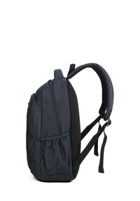 Sac à dos bleu marine en tissu texturé, avec plusieurs compartiments zippés, des bretelles en mesh rembourrées et une poche latérale pour un rangement supplémentaire.