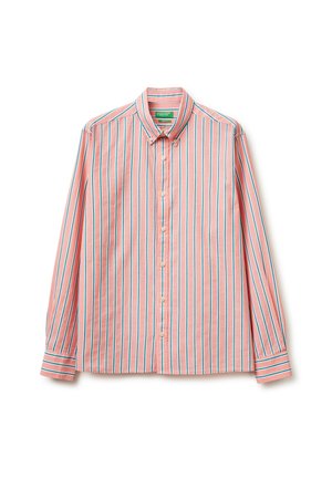 Męska koszula z długim rękawem zapinana na guziki, z różowymi, białymi i niebieskimi pionowymi paskami oraz kołnierzykiem zapinanym na guziki na białym tle.