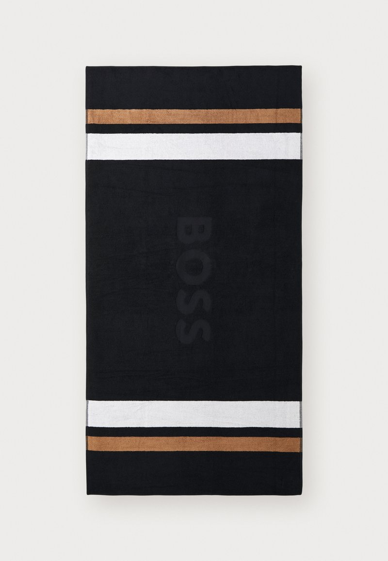 Asciugamano nero con strisce orizzontali bianche e dorate, con il logo "BOSS" subtly impresso al centro. Texture morbida e forma rettangolare.