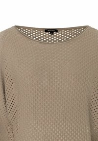 Hellbrauner Strickpullover mit offenem Mesh-Muster, rundem Ausschnitt und lockerer Passform. Verfügt über eine weiche Textur und ist leicht.