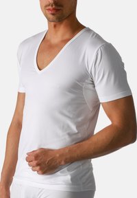 Hvid kortærmet V-hals t-shirt i et blødt, glat stof med en tætsiddende pasform og diskrete sømme i siderne.