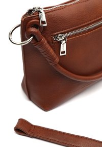 Sac à main en cuir brun avec une finition texturée, comportant deux poches zippées, des éléments en métal argenté et une anse tressée. Comprend une bandoulière amovible.