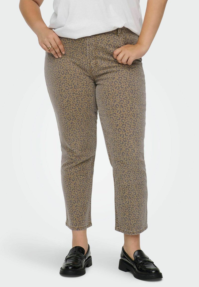 Kratke hlače s leopard uzorkom u svijetlosmeđoj boji s tamnosmeđim točkama. Struk srednjeg rasta i uski kroj, uparene s crnim mokasinama.