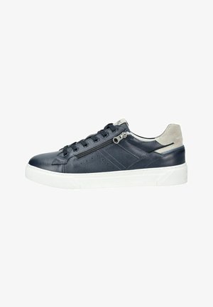 Zapatilla baja de cuero azul marino con cordones negros, cremallera lateral, suela blanca y parche de ante gris claro en el talón.