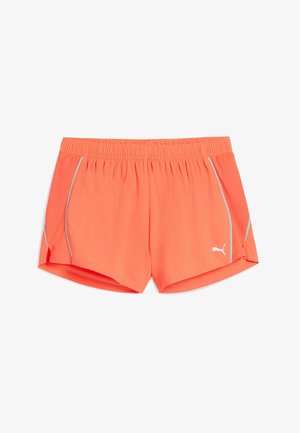 Koraalkleurige sportshorts met een elastische tailleband, zijsplitten en reflecterende blauwe accenten. Heeft een klein wit logo aan de zoom.