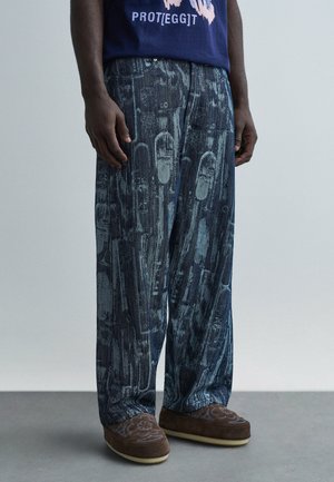 CURVED PANTS - Laza szabású farmerek - instrument case denim