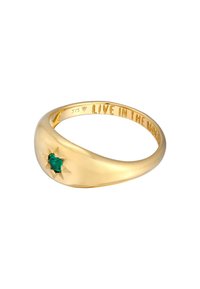 Guldring med en grön ädelsten i en stjärnformad fattning. Inuti ingraverad med "LEVA I ÖGONBLICKET." Slät, böjd banddesign.