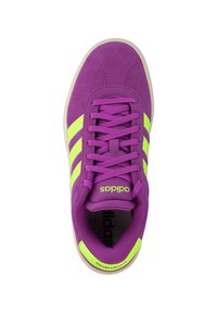 Paarse suède sneaker met neon groene accentstrepen en veters. Voorzien van een ronde neus en zichtbaar merk op de tong.