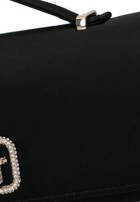 Bolso de mano negro con una textura suave, que presenta un cierre metálico y un logotipo adornado con rhinestones en la parte frontal.