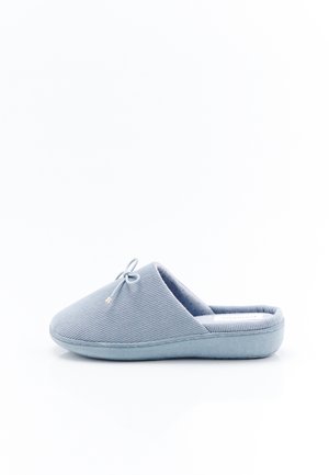 Pantofole azzurro chiaro senza lacci con tessuto a coste, piccolo fiocco sulla parte superiore e suola imbottita, viste di lato su sfondo bianco.