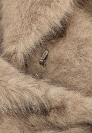 Faux-Fellstoff in Beigetönen mit weicher, flauschiger Textur und dunkleren Streifen. Enthält ein kleines silbernes Hardware-Detail.
