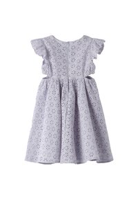 Vestido lila con mangas cortas con volantes, patrón floral de ojales, cintura fruncida y cierre con cremallera trasera. Textura de tela suave en general.