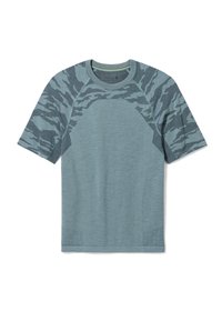 T-shirt teal à manches courtes présentant un motif camouflage sur les épaules, fabriqué en tissu texturé avec un col rond.
