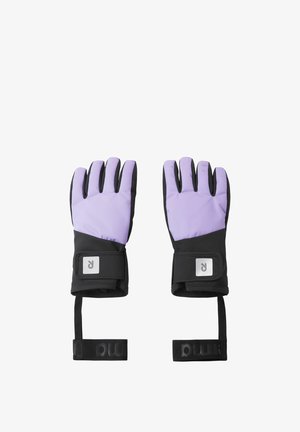 Fioletowe i czarne rękawice charakteryzują się teksturowanym materiałem, dopasowanym krojem, regulowanymi paskami na nadgarstku oraz srebrnym logo na mankiecie.