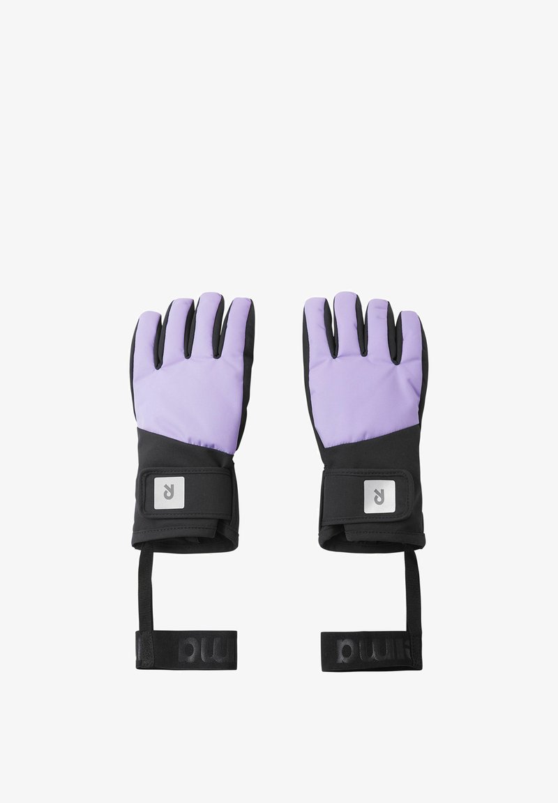 Fioletowe i czarne rękawice charakteryzują się teksturowanym materiałem, dopasowanym krojem, regulowanymi paskami na nadgarstku oraz srebrnym logo na mankiecie.