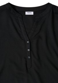 Blouse en mélange de lin noir avec un décolleté en V, fermeture à cinq boutons et manches courtes. Présente une texture lisse et un design minimaliste.
