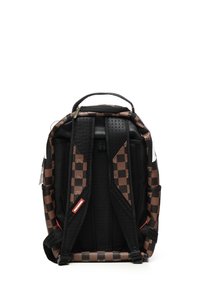 Mochila de cuadros negros y marrones con correas acolchadas para los hombros, asa en la parte superior, espalda de malla y compartimentos con cremallera. Detalles de tela texturizada.