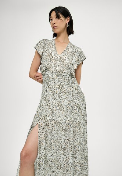 Robe maxi à imprimé floral avec un décolleté en V, des manches volantées et une fente sur le côté. Fabriquée en tissu léger dans des tons de blanc, marron et vert.