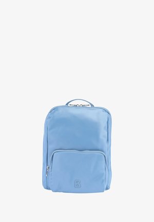 Helle blaue Rucksack aus glattem Material. Verfügt über eine vordere Reißverschlusstasche, einen oberen Griff und ein auf der unteren Vorderseite eingeprägtes Logo.