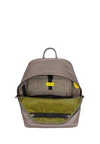 Zaino in pelle grigia con parte superiore arrotondata, caratterizzato da una fodera in tessuto giallo brillante e una tasca in rete. Include compartimenti organizzativi interni.