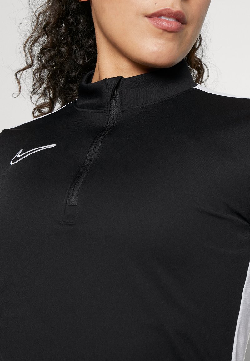 Schwarzes Sportoberteil mit halbseitigem Reißverschlusskragen. Mit einem weißen Nike-Logo und weißen Akzenten an den Seiten. Hergestellt aus glattem, dehnbarem Material.