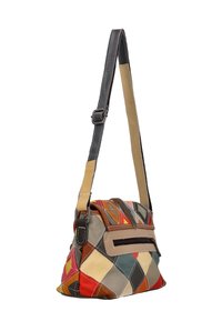 Bolso de cuero multicolor con un diseño de patchwork geométrico. Cuenta con una correa ajustable, cierre con cremallera y un bolsillo frontal diagonal.