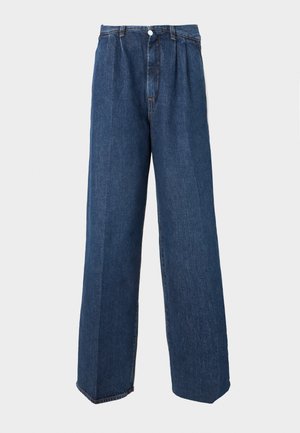 Pantaloni din denim albastru cu picioare largi și talie înaltă, având pliseuri frontale, închidere cu nasture și margini brut. Textură netedă cu detalii minime.
