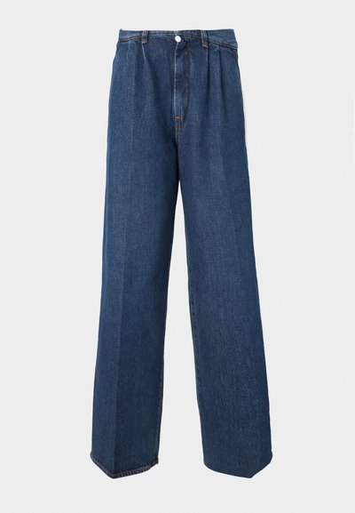 Pantalones de mezclilla azul de pierna ancha con una cintura alta, que presentan pliegues frontales, un cierre de botón y bordes sin terminar. Textura suave con detalles mínimos.