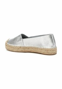 Zapato de espadrille plateado con parte superior de cuero metálico, suela envuelta en yute y diseño de puntera redonda. Presenta costuras a lo largo de los bordes.