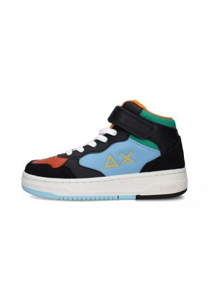 Sneakers alte colorate che presentano un mix di materiali neri, blu, arancioni e verdi. Inclusa una cinghia in velcro e lacci bianchi.