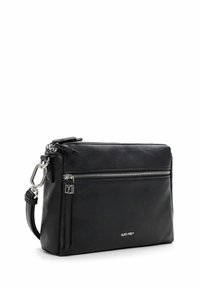 Borsa a tracolla nera in pelle con accessori in argento, compartimenti con zip e una tracolla staccabile; texture liscia e design minimalista.
