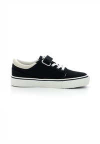 Zapatilla de lona negra con cordones blancos, suela de goma y un talón blanco en contraste. Presenta una correa y un anillo de metal en el lateral.