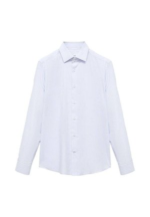 Chemise rayée bleu clair en tissu à la texture lisse. Dotée d'un col pointu et de boutons sur le devant. Manches longues.