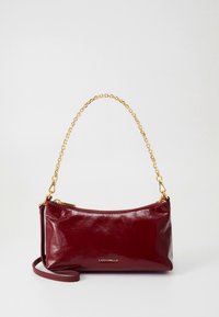 Handtasche aus bordeauxrotem Lackleder mit goldener Kettenriemen, Reißverschluss und einem kleinen Logodetail auf der Vorderseite. Rechteckige Form mit glatter Textur.