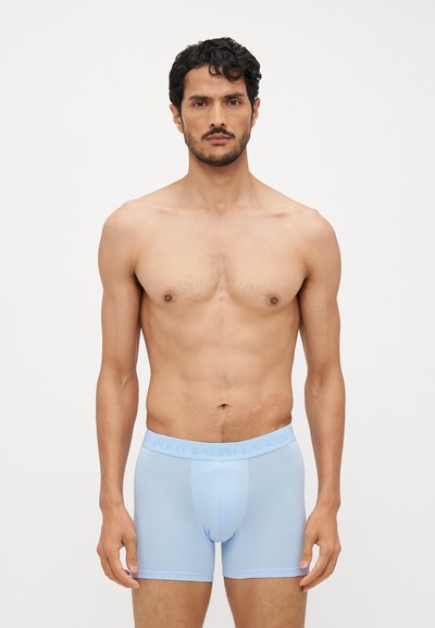 Hellblaue Baumwoll-Boxershorts mit einem elastischen Bund und dem Logo "POLO RALPH LAUREN", enganliegendem Design und glatter Textur.