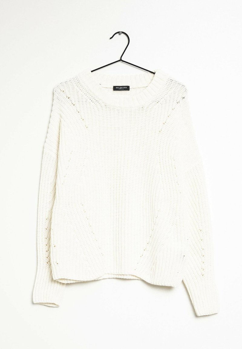 Maglione bianco lavorato a maglia con colletto a girocollo, caratterizzato da un motivo testurizzato e una vestibilità ampia. Appeso a un gancio nero su uno sfondo bianco.