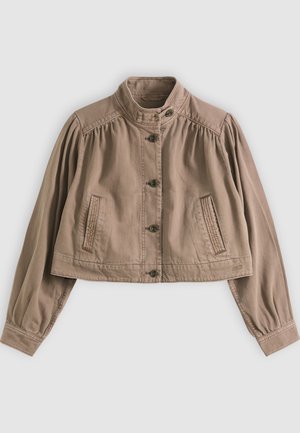 Veste courte marron clair avec col montant, fermeture à boutons, manches longues bouffantes et détails de poches cousues sur un fond neutre.