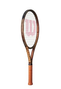 Tennracket med en brun och svart ram, vit strängsäng och röd Wilson-logga, med ett orange strukturerat grepphandtag.