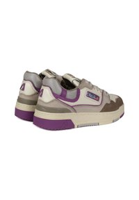 Sneakers basse caratterizzate da un mix di materiali beige, grigi e viola, con dettagli testurizzati e suola in gomma.