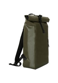 Sötétzöld, vízálló anyagból készült, roll-top hátizsák, fekete állítható pántokkal és oldalsó cipzáras zsebbel. Sima felület.