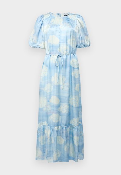 Svetlo modra obleka z vzorcem oblakov, napihnjenimi rokavi, elastičnim ovratnikom in pasom na vezanje. Ima volančast rob in gladko satensko strukturo.