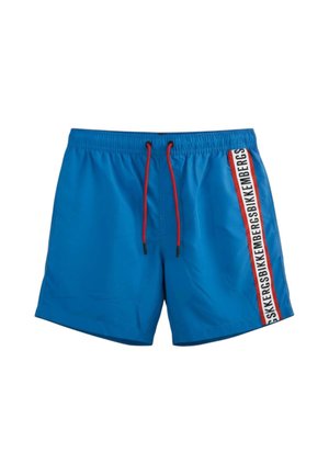 Costume da bagno corto uomo blu con coulisse rossa e striscia bianca verticale sulla gamba destra con testo nero ripetuto "BIKKEMBERGS".