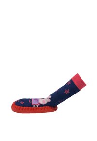 Zapatillas de casa para niños, de color azul marino con detalles rojos. Presentan un tejido suave, diseño de personaje de dibujos animados y una suela texturizada roja para mayor agarre.