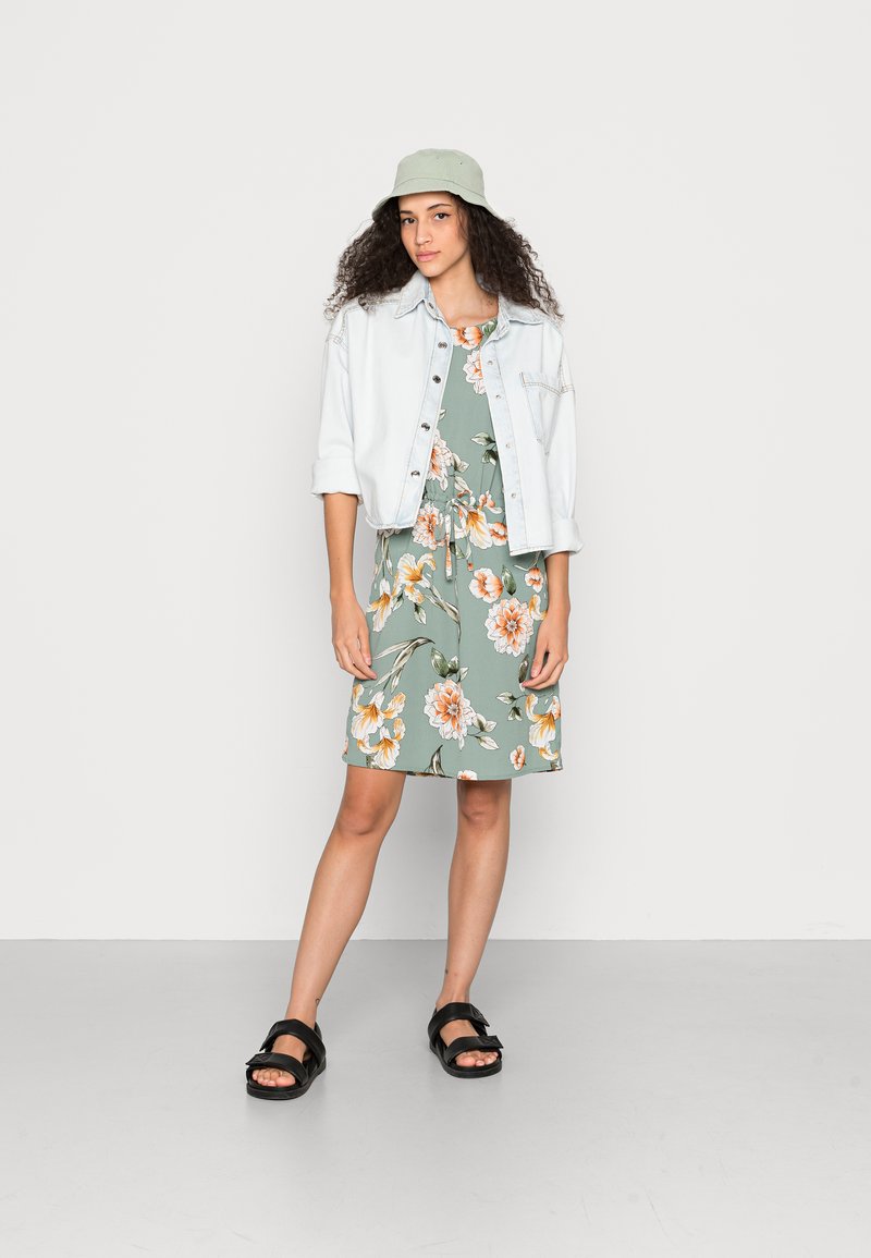 Damen Kleider | ONLY NOVA LUX CONNIE BALI DRESS Freizeitkleid chinois green soft/hellgrün - DG39575 Damen Kleider | ONLY NOVA LUX CONNIE BALI DRESS Freizeitkleid chinois green soft/hellgrün - DG39575