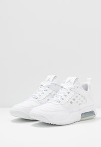 Jordan MAX 200 - Sapatilhas - white/metallic silver