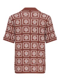 Chemise en maille marron à manches courtes avec des motifs floraux géométriques blancs carrés et circulaires, avec un col et un tissu texturé.