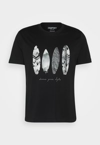 Czarny t-shirt z krótkim rękawem z białymi grafikami desek surfingowych i tekstem "wybierz swój styl" w casualowej czcionce. Materiał bawełniany.